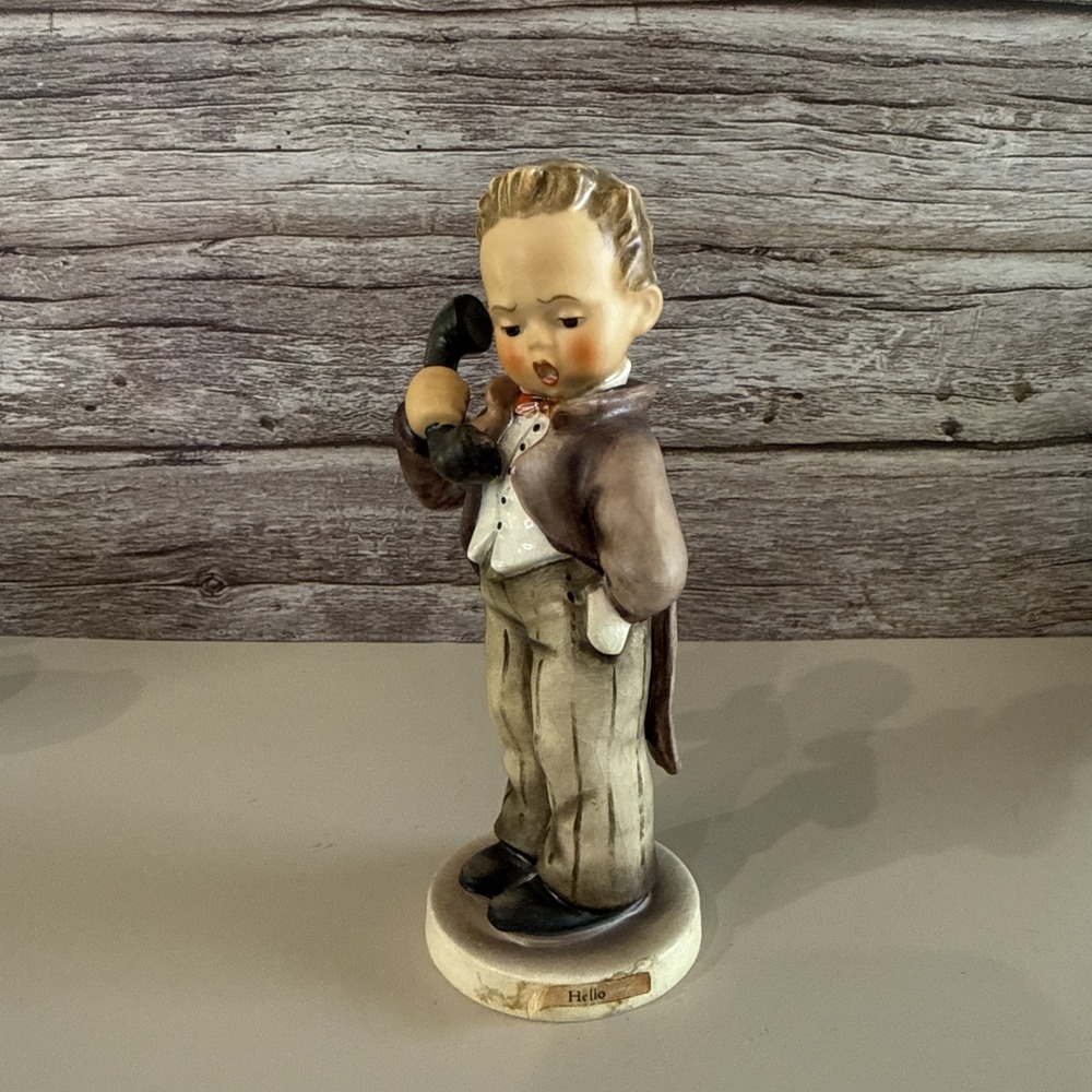 Vintage Goebel Hummel "Hello" #124/0- 5.75"